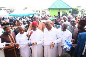 Gov Okowa commissioning the Delta NUJ Press Center, being assisted by Comrades Chris Isiguzo, Michael Ikeogwu and Deputy Gov Kingsley Otuaro 